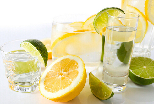柠檬水会让牙齿会变黄吗？柠檬水对牙齿有什么危害？