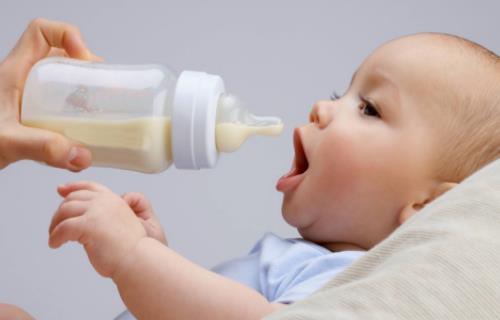 婴儿过度喂养有哪些症状？过度