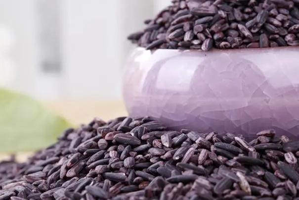 黑米和紫米的热量哪个高？紫米和黑米哪个好？