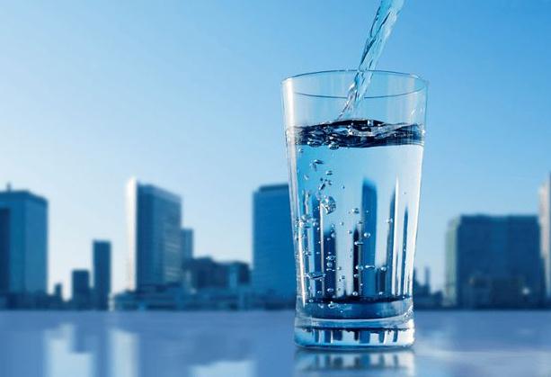 中暑可以喝白开水吗？白开水一天喝多少合适？