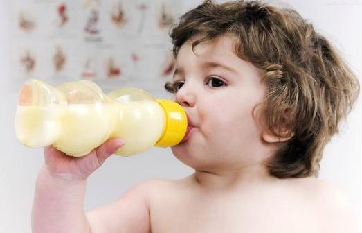 新生儿呛奶有哪些原因？新生儿