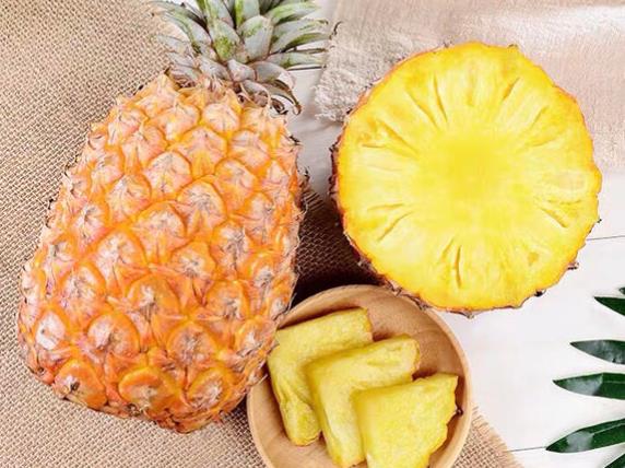 菠萝的心能吃吗 口感较硬且糖分含量少不易消化