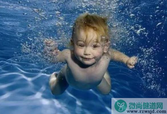 宝宝游泳水温多少合适 宝宝