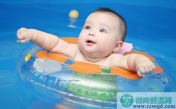 宝宝游泳时间多久合适 宝宝