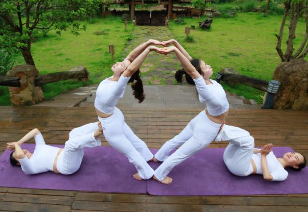 瑜伽怎么练瘦肚子 简易坐扭转髂腰肌拉伸头膝单足立