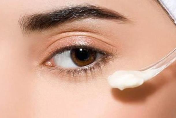 眼霜搓泥是怎么回事 用量太多皮肤缺水用法不当