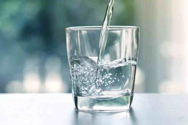 减肥每天要喝多少水？怎么喝水有利于减肥？