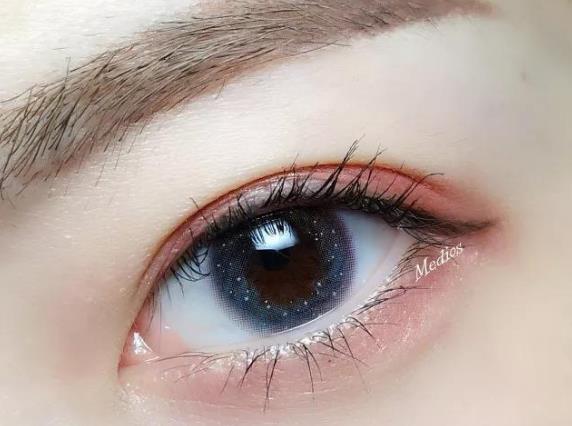 美瞳可以用矿泉水泡吗 致细菌滋生对人体眼部产生危