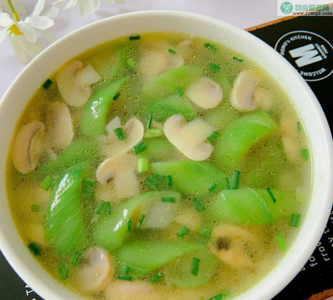 适合天热的丝瓜蘑菇汤，汤鲜味美，清淡营养，一碗都不够喝
