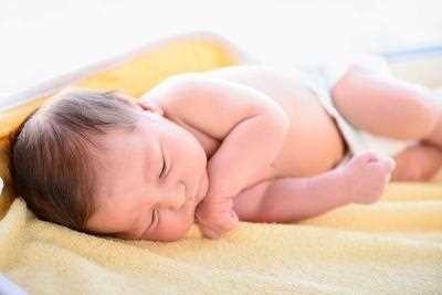 出生小孩吐奶怎么办 出生小孩吐奶是什么原因