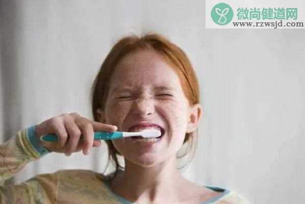 睡前不刷牙的危害是什么？冷光美白牙齿后应该怎样刷牙