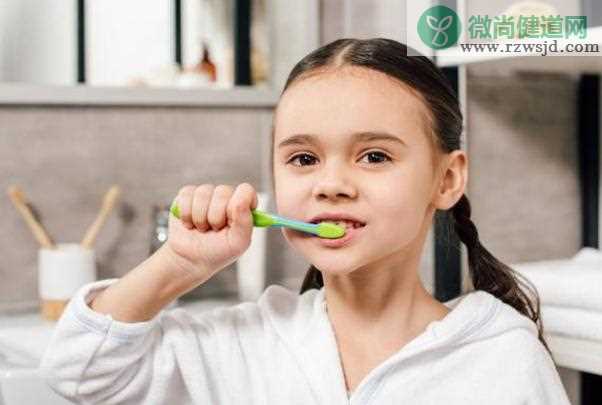 用电动牙刷刷牙手应不应该动？冲牙器和刷牙的顺序是什