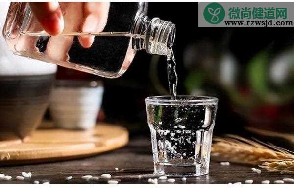 喝白酒有什么功效与作用？喝白酒时不能吃哪些食物？