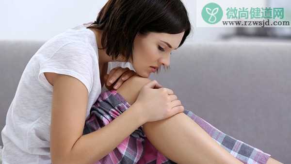 女子长期熬夜导致腿部出现斑点发痒，确诊为过敏性紫癜
