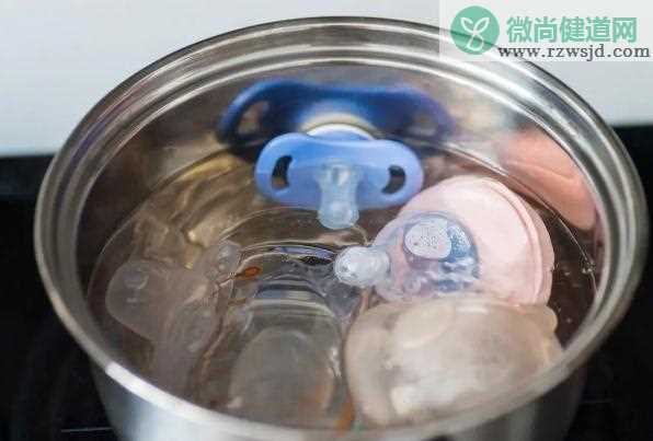 煮奶瓶是冷水放还是沸水放？奶