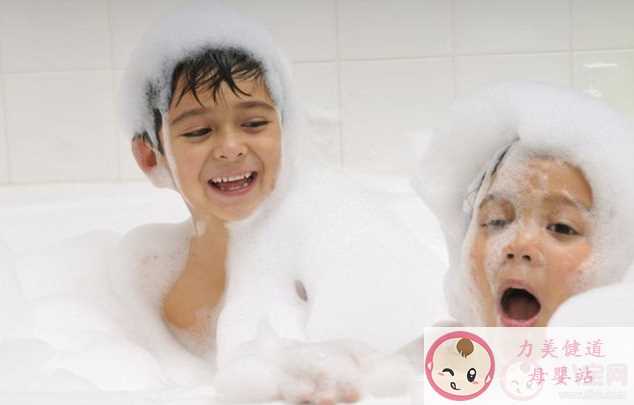 2岁女童和妈妈洗澡后感染妇科病 孩子要不要和大人一起洗澡
