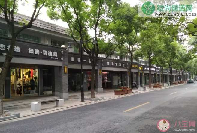 店铺招牌被要求统一黑底好看吗 如何看待统一店铺招牌