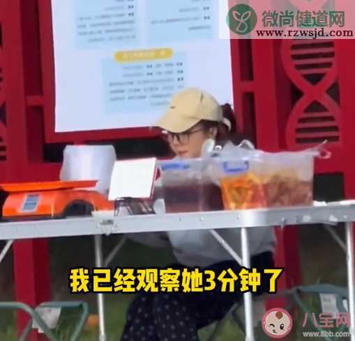 女生摆摊卖鸡脚边卖边吃 鸡脚能不能多吃