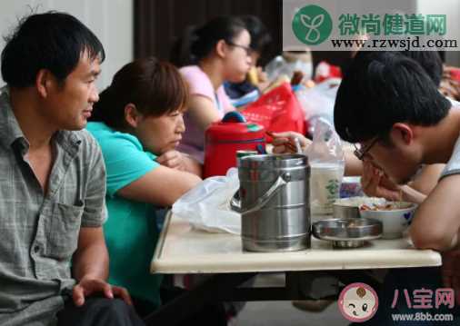 在学校家长送饭很丢人吗 怎样看待家长给孩子送饭