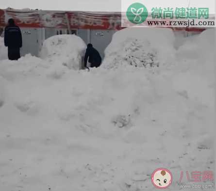 男子醒来发现被几米高雪困在宿舍是真的吗 雪天行车被困该怎么办