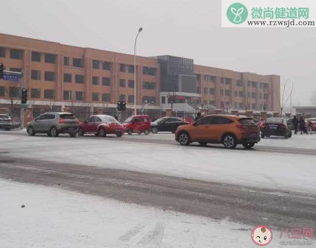 为什么撒盐可以防滑 雪天出行时如何避免摔倒