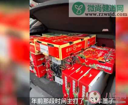 护士兼职摆摊两周赚1万5后全职开店 摆摊卖水果很赚钱吗