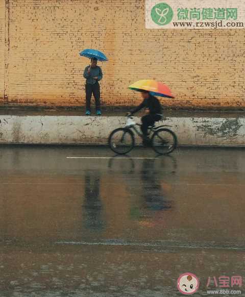 下雨天早安发朋友圈文案句子 下雨天早安暖心问候句子大全