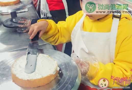 孩子动手做蛋糕晒朋友圈的说说 孩子做蛋糕的开心感受大全