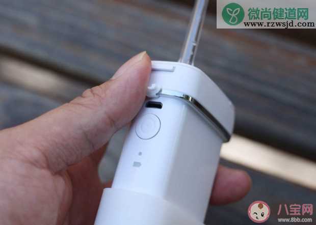 冲牙器可以把牙结石冲下来吗 冲牙器用什么水冲洗好