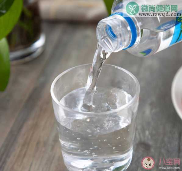 央视曝光碱性水营销乱象 弱碱性水有利健康吗