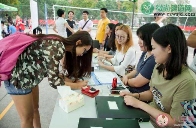 大学新生独自报到值得奖励吗 大学新生父母陪同报道是不独立的表现吗