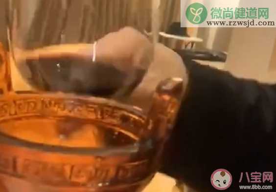 王景春用华鼎奖杯喝酒怎么回