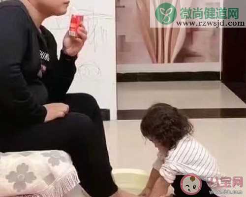 表达女儿自己洗脚朋友圈说说 女儿自己会洗脚了感慨文案