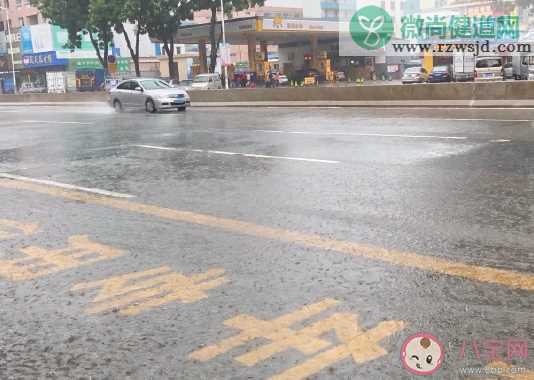 适合下大雨没带伞的朋友圈心情说说 关于大下大雨没有伞幽默搞笑句子