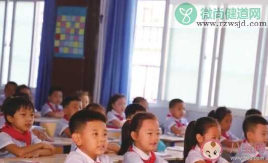 孩子上小学第一天家长简短感言语录 步入小学一年级家长心情说说。