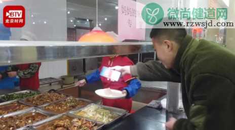 高校为什么邀请学生妈妈到校做晚饭 天冷吃什么食物