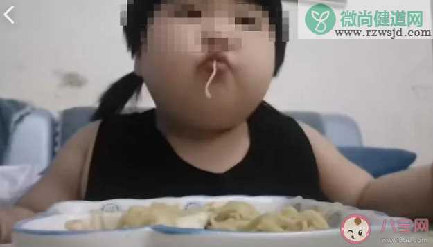 让幼儿做吃播是虐待吗 如何看待幼童吃播赚钱