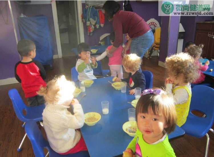 怎么知道宝宝在幼儿园过得好不好 怎么判断宝宝在幼儿园到底好不好