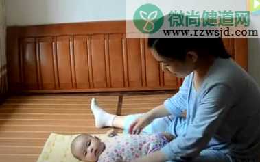 宝宝不会抬头怎么训练 宝宝抬头训练方法