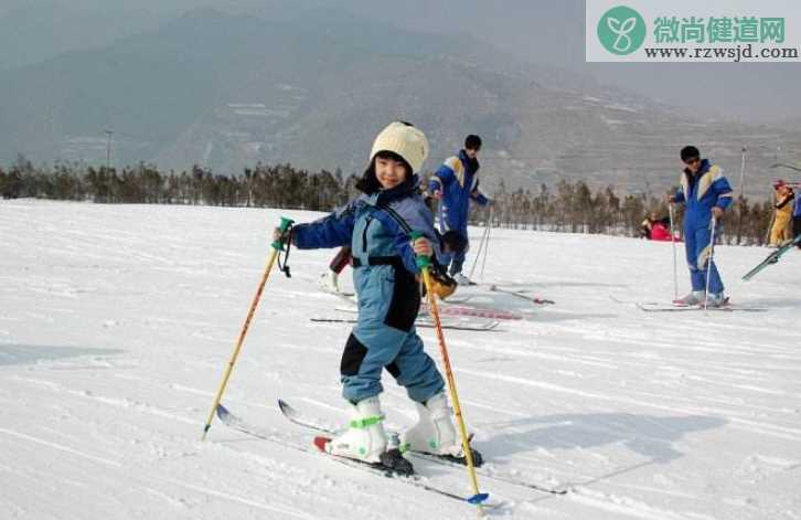 男孩滑雪遭遇雪崩是怎么回事