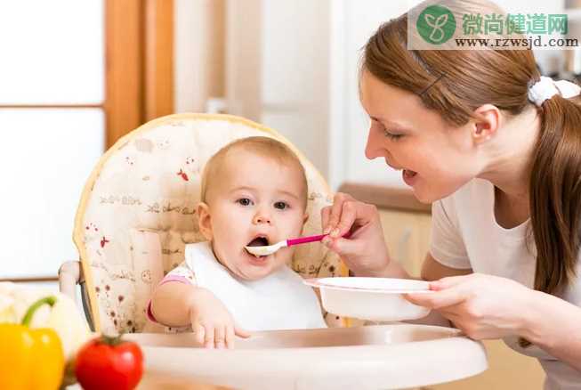 宝宝添加辅食的真正时间 怎么判断宝宝是不是可以添加辅食