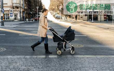 家长在推婴儿车时一定要注意安全了 孩子在婴儿车里