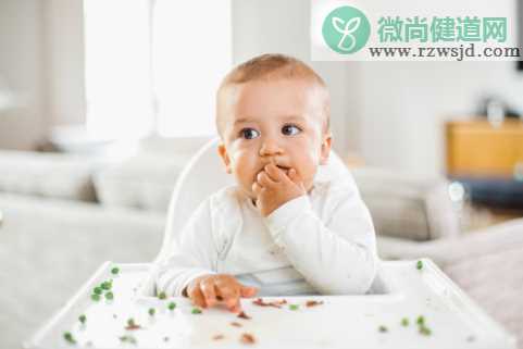 孩子爱吃手该怎么办 如何才能有效的制止孩子吃手