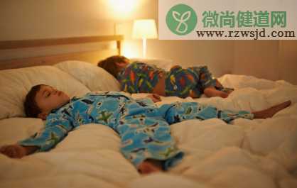 小夜灯会导致孩子近视性早熟是真的吗 小夜灯该如何正确使用