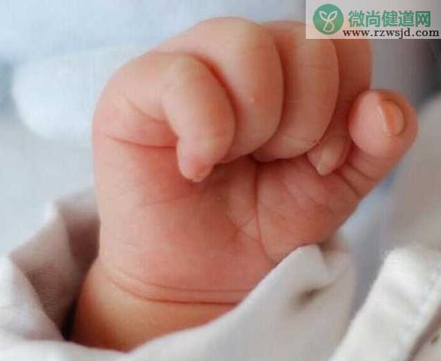 婴儿一直握着拳头好不好 帮助打开婴儿拳头的方法