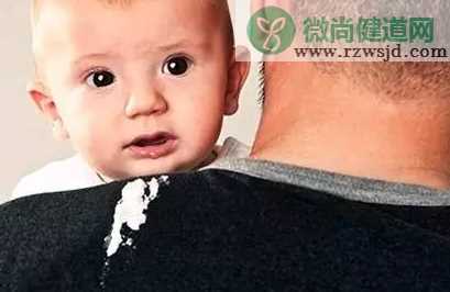 孩子溢奶从鼻子溢出来怎么办 如何预防宝宝溢奶