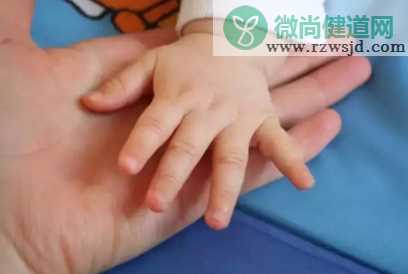 孩子溢奶从鼻子溢出来怎么办 如何预防宝宝溢奶