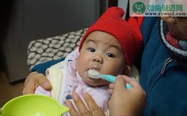 怎么看宝宝能不能添加辅食 添加辅食后奶量怎么调整