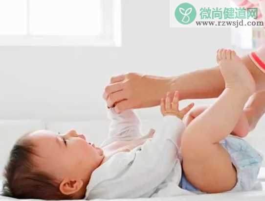 宝宝为什么喜欢蹬腿 宝宝蹬腿是正常的吗