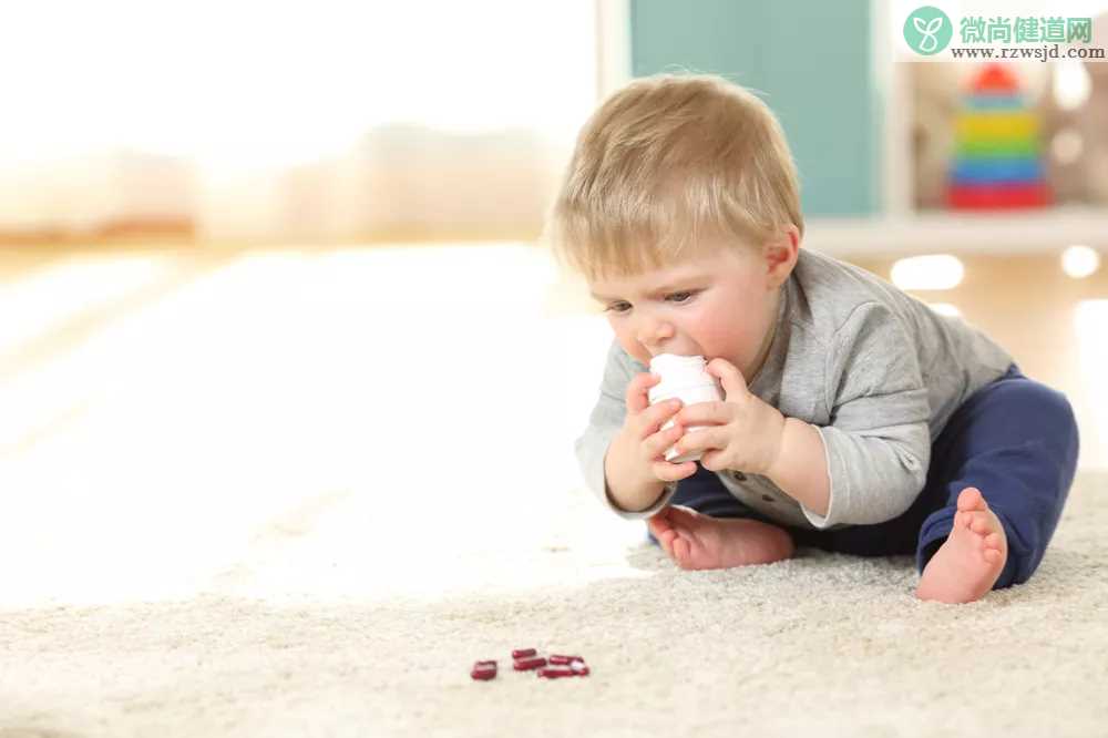 孩子被眼睛戳伤后应该怎么办好 孩子眼睛被尖物戳伤正确处理方法